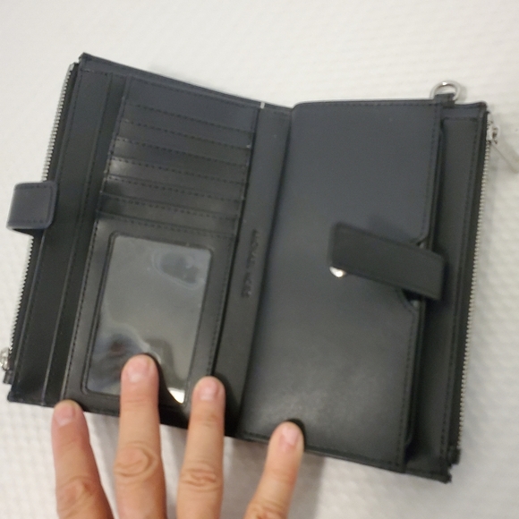 MICHAEL KORS Jet Set Double Zip Cell Phine Wallet Black & Silver - Picture 8 of 10